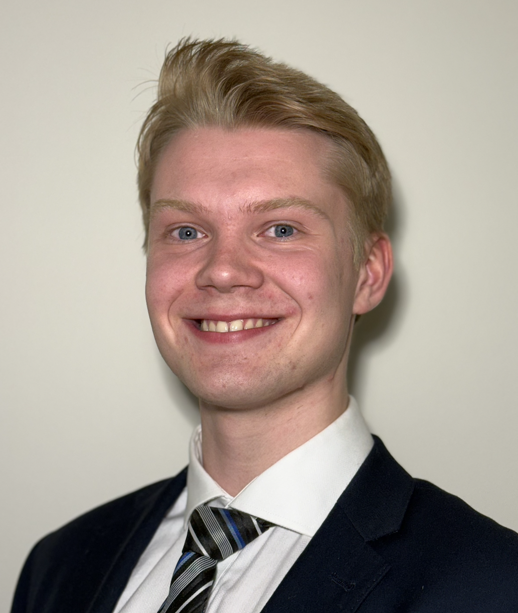 Bilde av Julius som hjelper med data